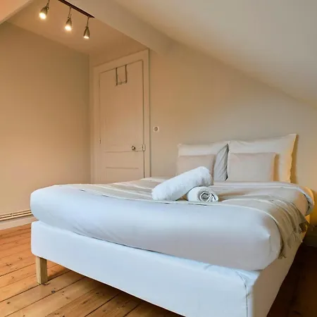 Atypical 2 Bedroom Near Train Station *