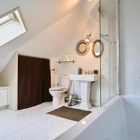 Atypical 2 Bedroom Near Train Station *