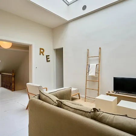 Apartment Atypical 2 Bedroom Near Train Station