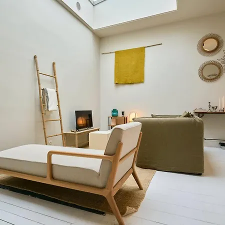 Atypical 2 Bedroom Near Train Station *