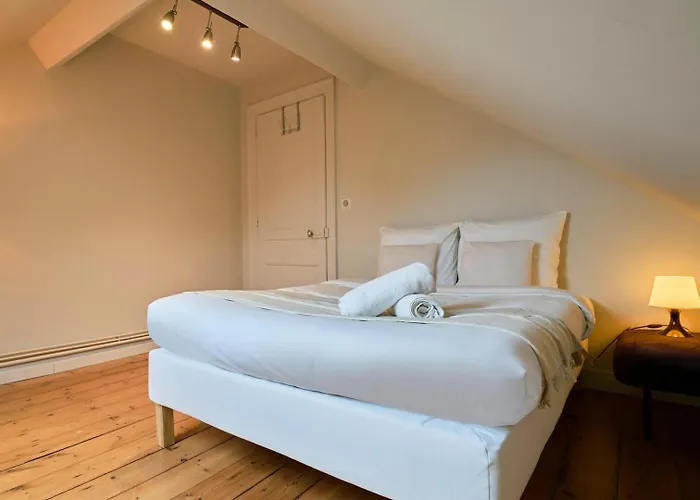 Atypical 2 Bedroom Near Train Station *