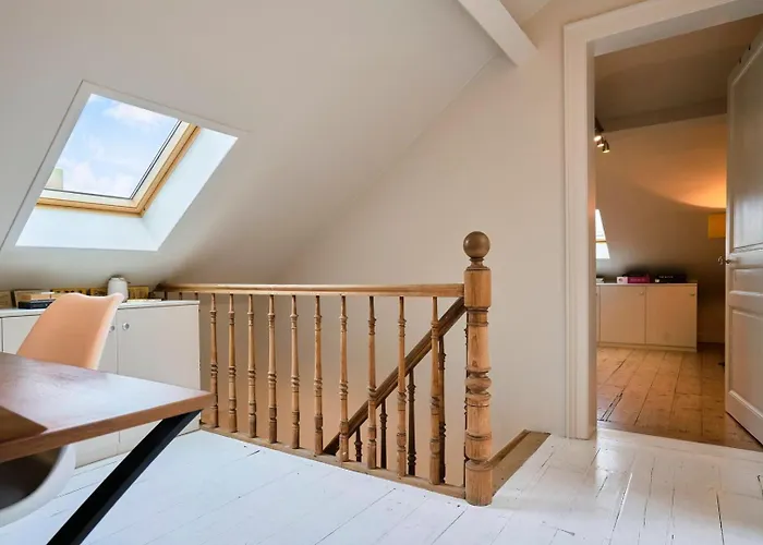 Atypical 2 Bedroom Near Train Station *