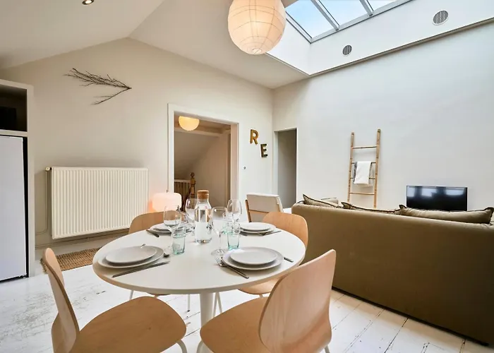 Atypical 2 Bedroom Near Train Station