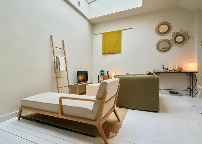 Atypical 2 Bedroom Near Train Station *